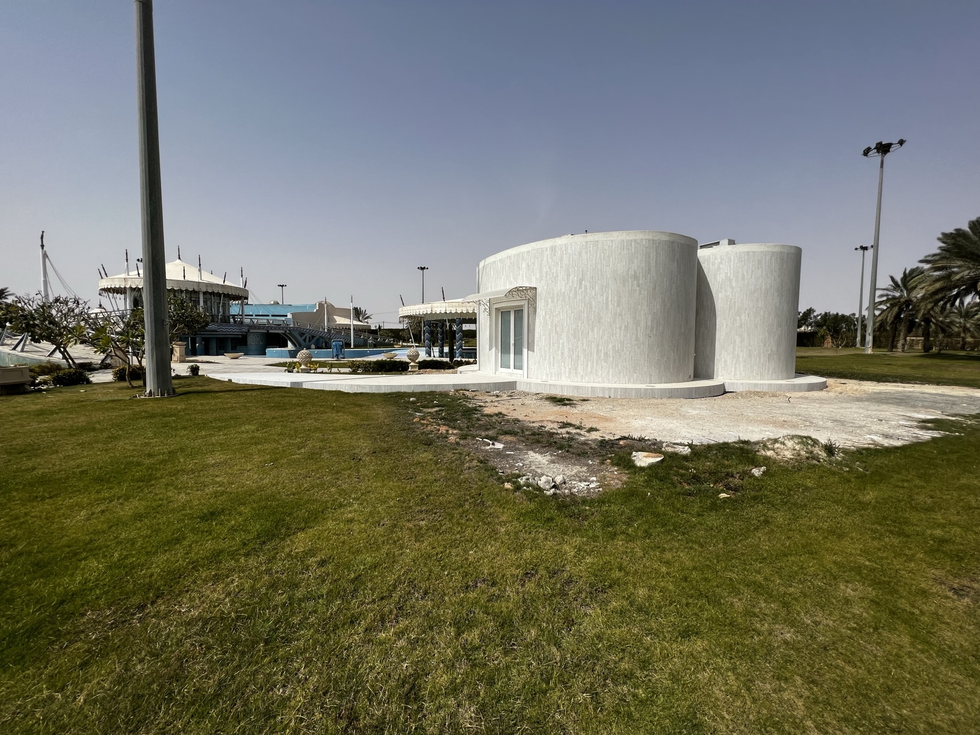 Poolside bathroom royal fit-out, private palace Riyadh — photo 5