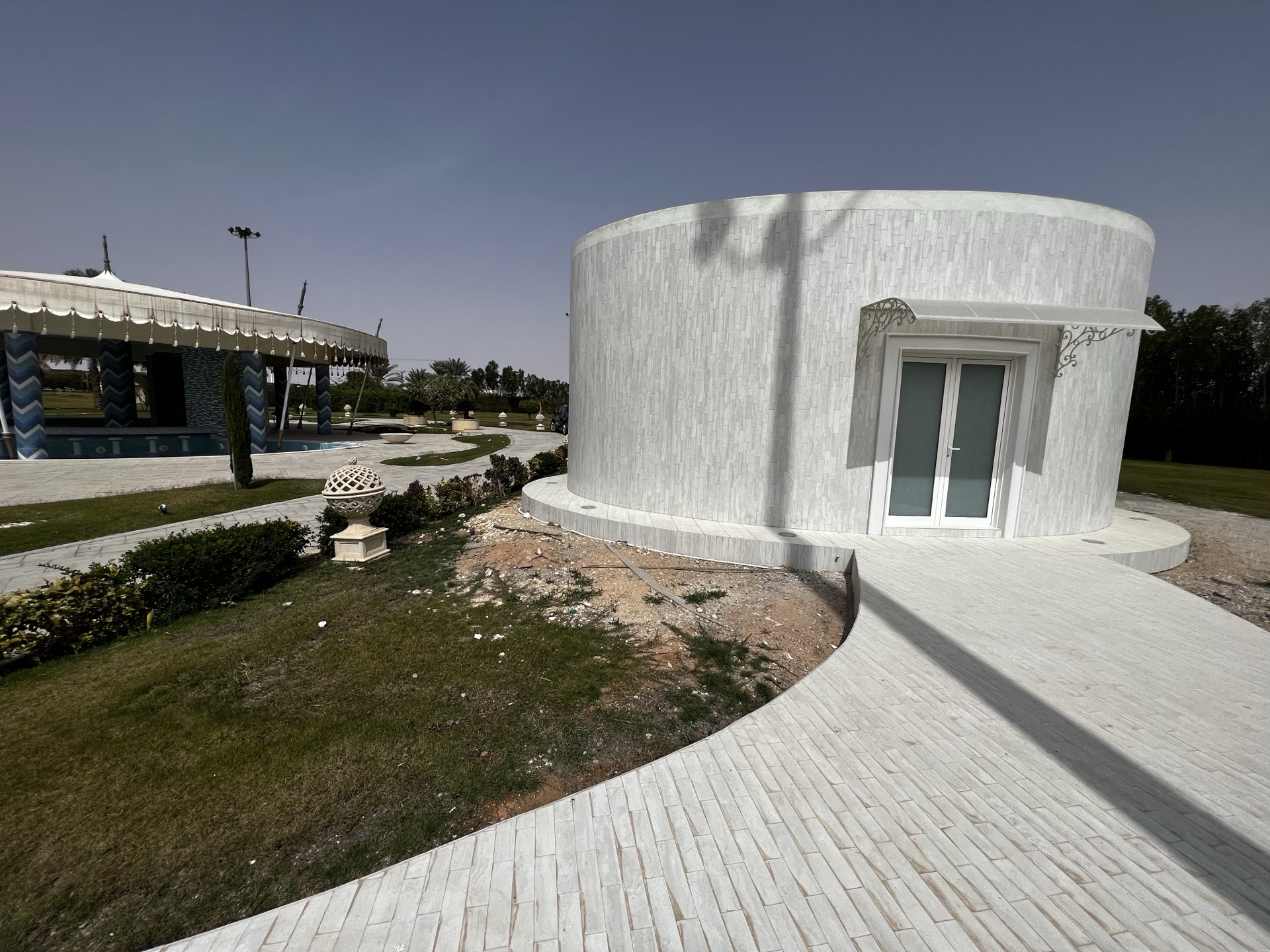 Poolside bathroom royal fit-out, private palace Riyadh — photo 9