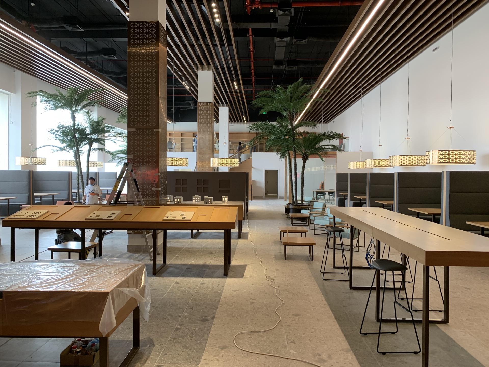 Dar Anan fit-out team installing ceilings and joinery on a commercial interior in Riyadh